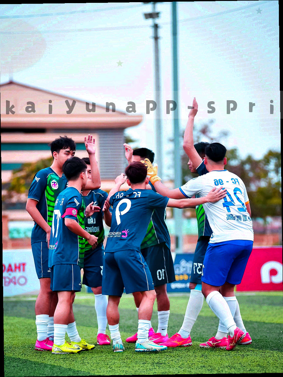 抽象小组协作界面与共享的重点场次清单卡片，冷蓝与紫色光效